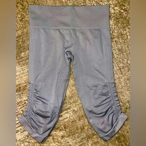 LIKE NEW 𝐋𝐔𝐋𝐔𝐋𝐄𝐌𝐎𝐍 seamless capri legging